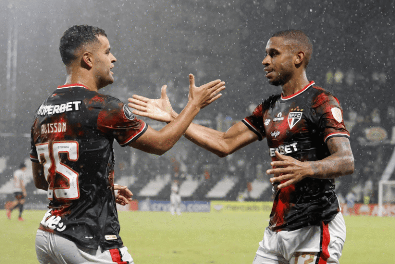 O São Paulo visitou o Libertad no Estádio Hernando Siles pela Libertadores e conseguiu a vitória com gols de Lucas Ferreira e de André Silva.