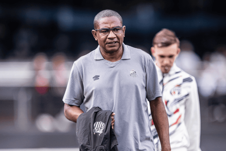 Nesta terça-feira (22), o presidente do Santos, Marcelo Teixeira, confirmou a permanência de César Sampaio no cargo de treinador.
