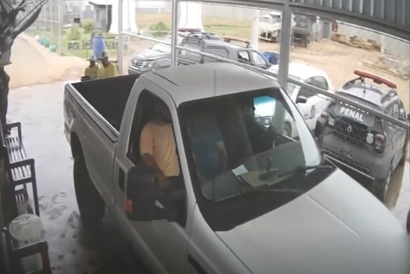 Líder do Comando Vermelho almoça com policiais após fugir da prisão em Mato Grosso
