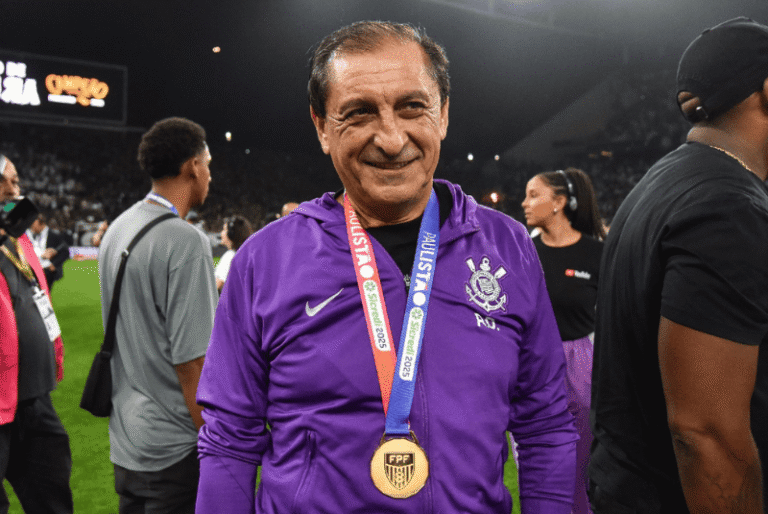 Com dificuldade de encontrar alternativas disponíveis no mercado, o técnico Ramón Díaz ganhou força nos bastidores da Vila Belmiro.