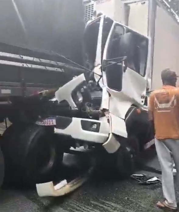 Rodovia Anchieta no Km 51,8, um caminhão e uma carreta causaram um acidente. O motorista de um dos veículos ficou preso nas ferragens...