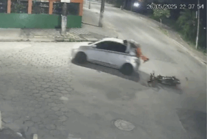 Um motociclista, de 37 anos, que não possuía habilitação, foi hospitalizado após colidir com um carro na Avenida São Paulo,