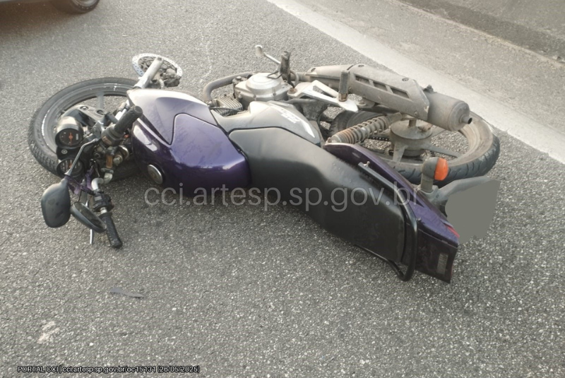 Um motociclista de 32 anos morreu na manhã desta segunda-feira (26) após cair da moto e ser atropelado por um caminhão na Rodovia Anchieta