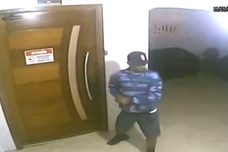 Na noite de 15 de maio, um homem ainda não identificado invadiu um prédio residencial na Rua Suiás, bairro Vila Tupi, em Praia Grande