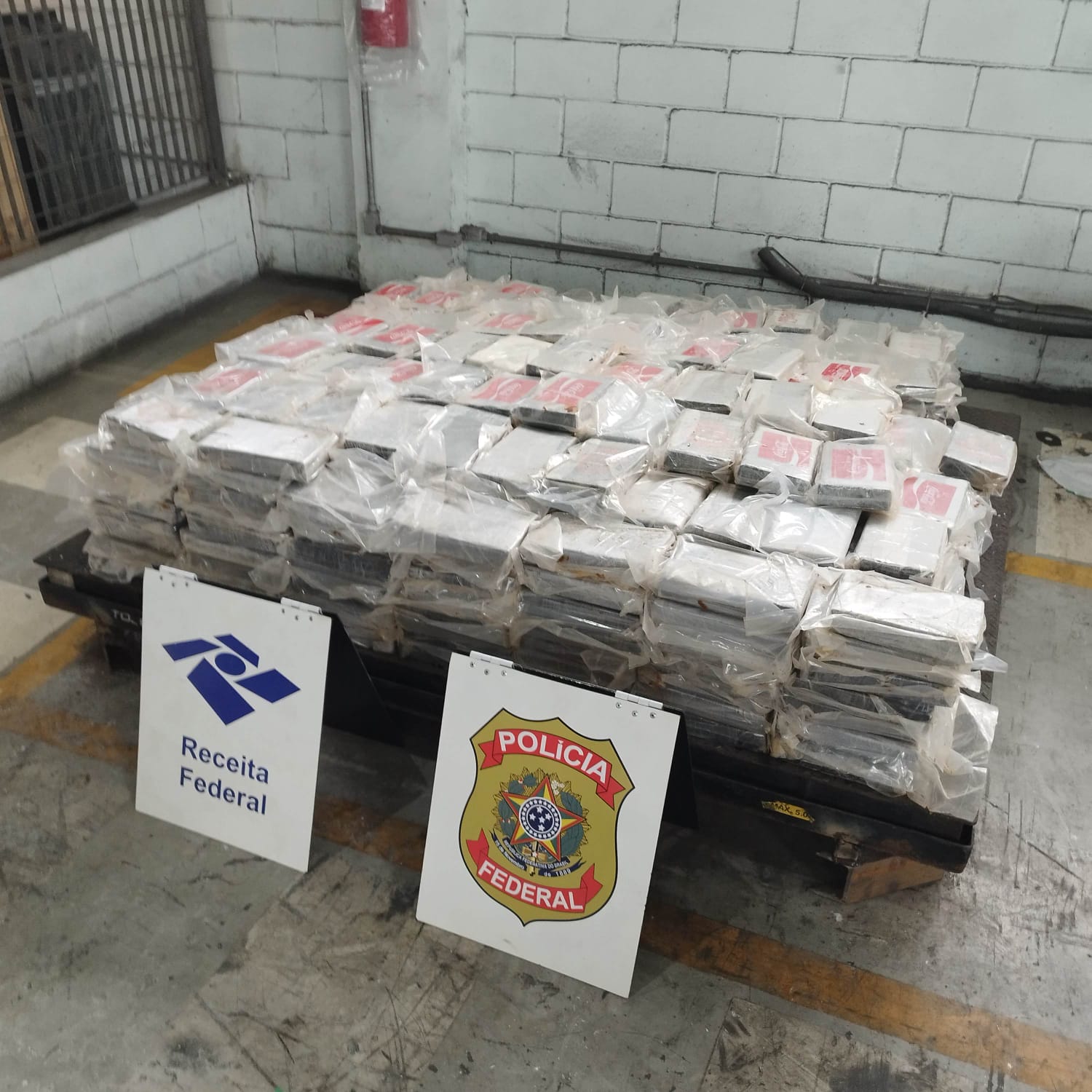 Polícia Federal e a Receita Federal apreenderam 664 quilos de cocaína no Porto de Santos, litoral de São Paulo...
