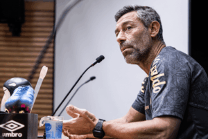 O técnico português Pedro Caixinha, demitido pelo Santos em abril, acionou o clube na FIFA cobrando o pagamento integral da multa rescisória.
