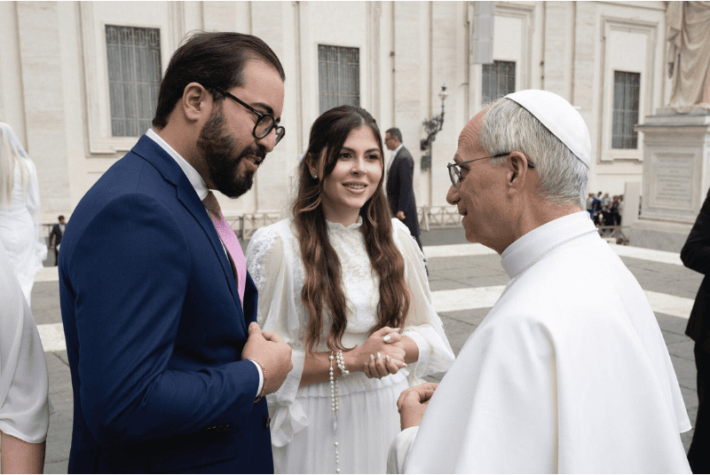Um casal de Santos (SP) recebeu a bênção do Papa Leão XIV durante uma visita à Praça de São Pedro, no Vaticano.