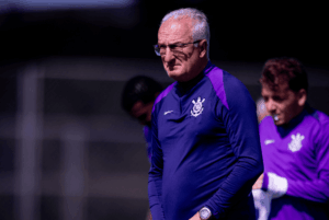Fora da zona de classificação, o Corinthians encara o Racing-URU nesta quinta-feira (15), no Estádio Centenário, em Montevidéu.