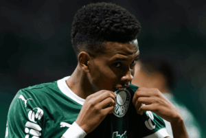 A passagem de Estêvão pelo Verdão está chegando ao fim: após a disputa da Copa do Mundo de Clubes, o jogador será transferido ao Chelsea.