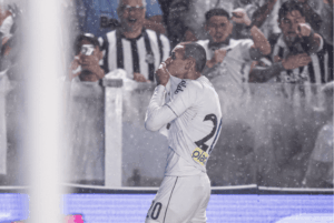 O Santos oficializou, nesta semana, a renovação de contrato do meio-campista Gabriel Bontempo até a temporada de 2028.