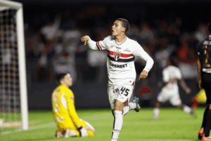 Classificado para as oitavas de final da Libertadores como líder de grupo, o São Paulo volta o foco para o Campeonato Brasileiro.