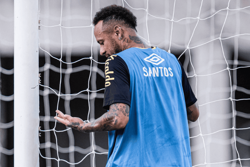 Com o vínculo prestes a expirar, Neymar ainda é visto com otimismo pela diretoria santista, que demonstra interesse na renovação.