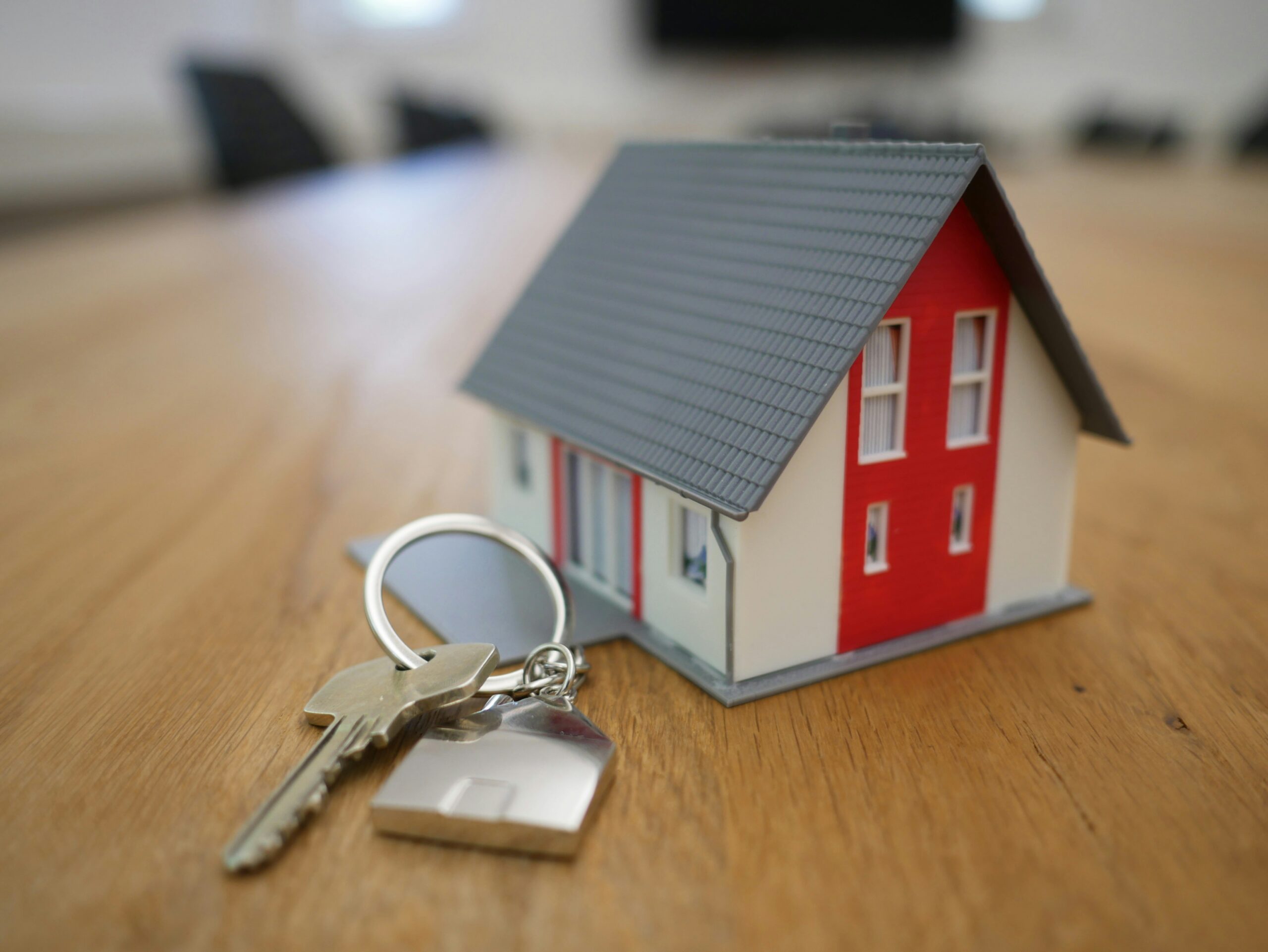 As transações imobiliárias na Baixada Santista apresentaram queda significativa em abril de 2025, segundo levantamento divulgado pelo
