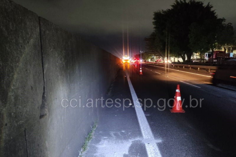Um pedestre morreu após ser atropelado por vários veículos na Rodovia Cônego Domênico Rangoni, em Guarujá, no litoral de São Paulo