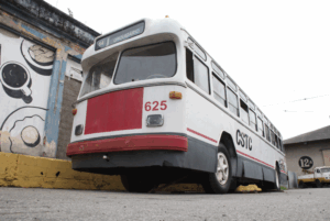 Após quase três décadas distante de sua cidade natal, o trólebus 625, o último exemplar completo da frota original elétrica de Santos, voltou