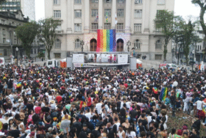 Santos recebe neste domingo (29) a 8ª edição da Parada do Orgulho LGBT+, um dos maiores atos de visibilidade e diversidade da Baixada