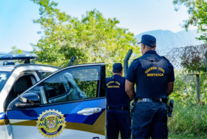 Dois homens foram presos em flagrante pela Guarda Civil Municipal (GCM) de Bertioga, na noite desta terça-feira (24), por furto qualificado