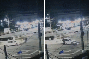 Um motociclista foi arremessado após colidir com a lateral de um carro em um cruzamento no bairro Marapé, em Santos, na noite desta terça