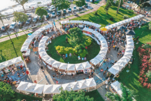 O clima de festa junina toma conta da Praça do Aquário Municipal de Santos neste fim de semana com a primeira edição do Arraiá Criativo do