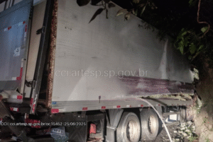 Uma falha mecânica no sistema de freios de um caminhão causou um acidente envolvendo quatro veículos de grande porte na Rodovia Anchieta,