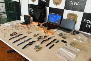 A Polícia Civil de Santos prendeu, na quarta-feira (25), um dos principais tesoureiros do Primeiro Comando da Capital (PCC) e um funcionário