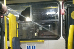 O transporte público da Baixada Santista, no litoral de São Paulo, foi alvo de vandalismo na madrugada deste domingo (29). De acordo com a Companhia de Engenharia de Tráfego de Santos (CET-Santos), 28 ônibus foram atacados em diferentes pontos da região, sendo 11 apenas na cidade de Santos.