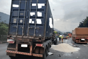 Um acidente envolvendo duas carretas na Rodovia Cônego Domênico Rangoni, em Cubatão, resultou no derramamento de carga de açúcar sobre a