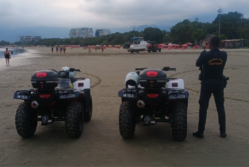 Um jovem foi preso na manhã deste domingo (1º) após furtar o celular de uma mulher na orla da Praia da Enseada, no bairro Vista Linda, em