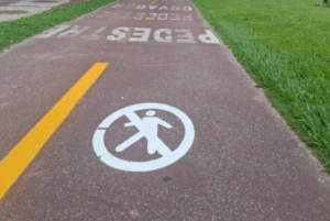 A recente instalação de placas reforçando a proibição de corridas e caminhadas na ciclovia da orla da praia de Santos, litoral de São Paulo,