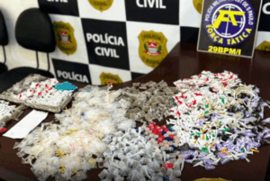 Dois homens foram presos por tráfico de drogas na quarta-feira (4), no bairro Agenor de Campos, em Mongaguá, litoral de São Paulo. Segundo a
