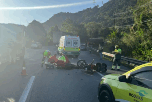 Um motociclista morreu na manhã desta segunda-feira (16) após colidir na traseira de uma carreta na Rodovia Cônego Domenico Rangoni, na