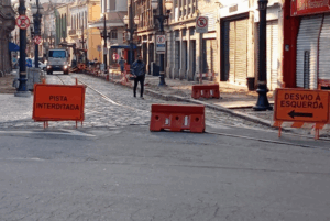 Com novas guias instaladas no passeio direito da Rua do Comércio, teve início nesta segunda-feira (16) mais uma fase da revitalização do eixo