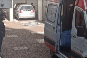 Uma idosa de 72 anos morreu na manhã desta segunda-feira (16) após cair do oitavo andar do Edifício Icaraú, localizado na Rua Mário Carpenter