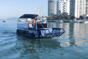 A cidade de Santos iniciou nesta segunda-feira (16) um novo serviço ambiental voltado à limpeza do ambiente marinho: a operação dos chamados