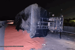 Uma carreta carregada com 40 toneladas de cloreto de potássio, utilizado como fertilizante, tombou por volta da 1h da madrugada desta