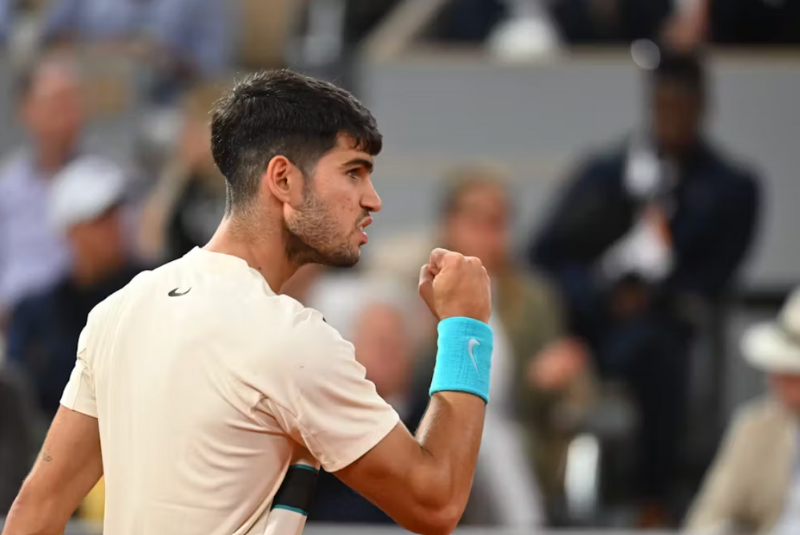 Carlos Alcaraz está de volta à decisão de Roland Garros. O espanhol de 22 anos venceu Lorenzo Musetti nesta sexta-feira (6) por 4/6, 7/6(3)...