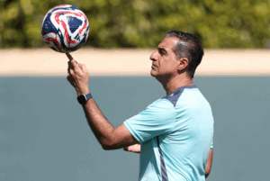 A vitória do Botafogo na estreia do Mundial de Clubes trouxe alívio, mas não apagou os sinais de alerta. Antes de encarar o PSG...