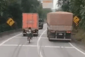 Um ciclista foi flagrado em situação de extremo perigo na tarde desta quinta-feira (12) ao descer a serra da Rodovia Anchieta...