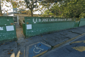 Um estudante de 15 anos foi esfaqueado nas costas por um colega de classe após uma briga por assento dentro da Escola Estadual...