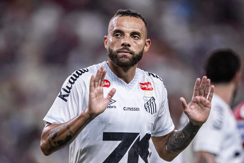 Com o Brasileirão interrompido para a Copa do Mundo de Clubes, o Santos vive semanas de decisões nos bastidores.