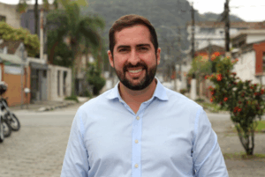 O prefeito de São Vicente, Kayo Amado, passou por um momento de tensão nesta sexta-feira (13) ao ter o voo com destino a Israel...