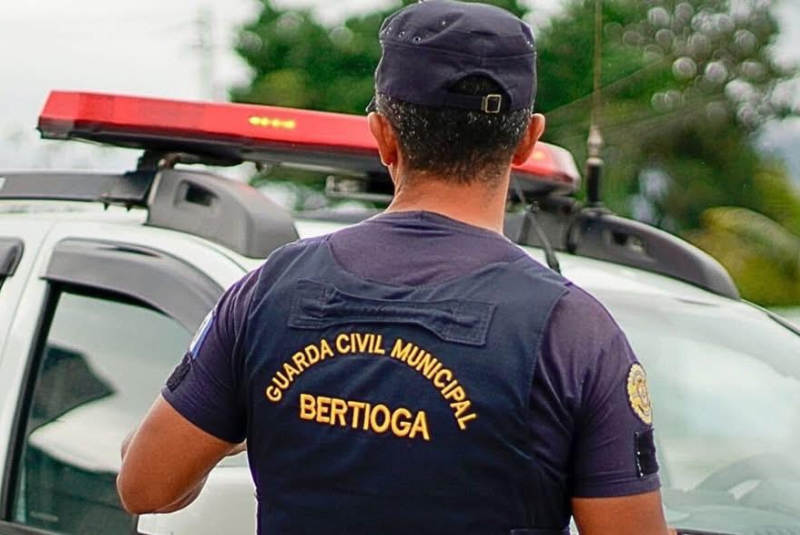 Um adolescente de 17 anos foi apreendido na tarde da última sexta-feira (6) com mais de 70 porções de drogas no bairro Rio da Praia...