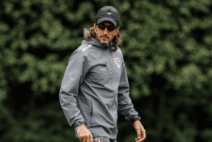 O São Paulo anunciou na manhã desta segunda-feira (16) a saída do técnico Luis Zubeldía. O desligamento do treinador argentino...