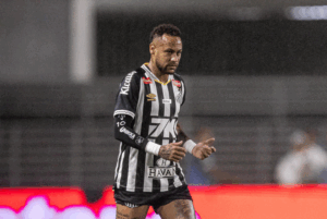 O pai de Neymar confirmou que viajará a Miami nesta semana para conversar com clubes estrangeiros sobre o futuro do craque.