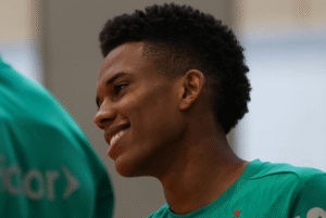Estêvão, atacante do Palmeiras, admitiu dificuldade em manter o foco total no clube por já estar vendido ao Chelsea da Inglaterra.