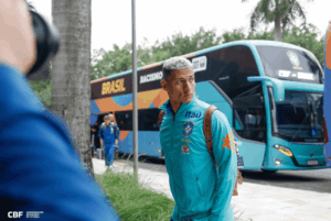 A seleção brasileira desembarcou em São Paulo na manhã desta sexta-feira (6), horas depois do empate sem gols com o Equador, em Guayaquil.