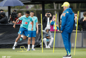 A Seleção Brasileira iniciou a semana com mudanças importantes na formação ofensiva visando o duelo contra o Paraguai...
