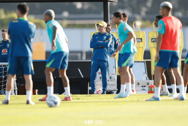 O presidente da CBF, Samir Xaud, esteve no CT Joaquim Grava na manhã desta terça-feira (3) e conversou com os convocados de Ancelotti.
