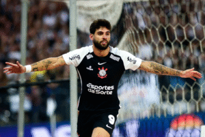 Yuri Alberto afirmou a torcedores durante voo para Fortaleza que permanecerá no Corinthians até o fim do ano. O atacante foi tietado no...
