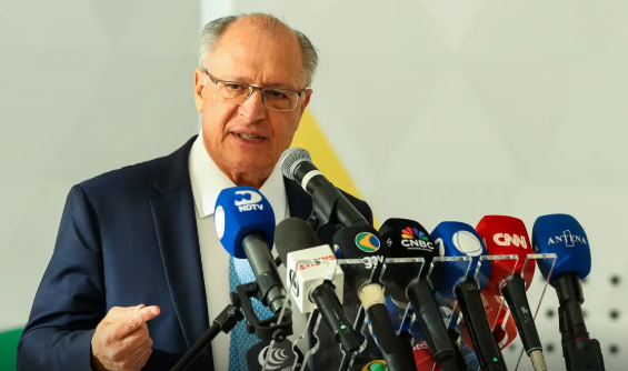 O governo federal se reúne, nesta terça-feira (15), com setores da indústria e do agronegócio para discutir a taxação de 50% imposta pelos